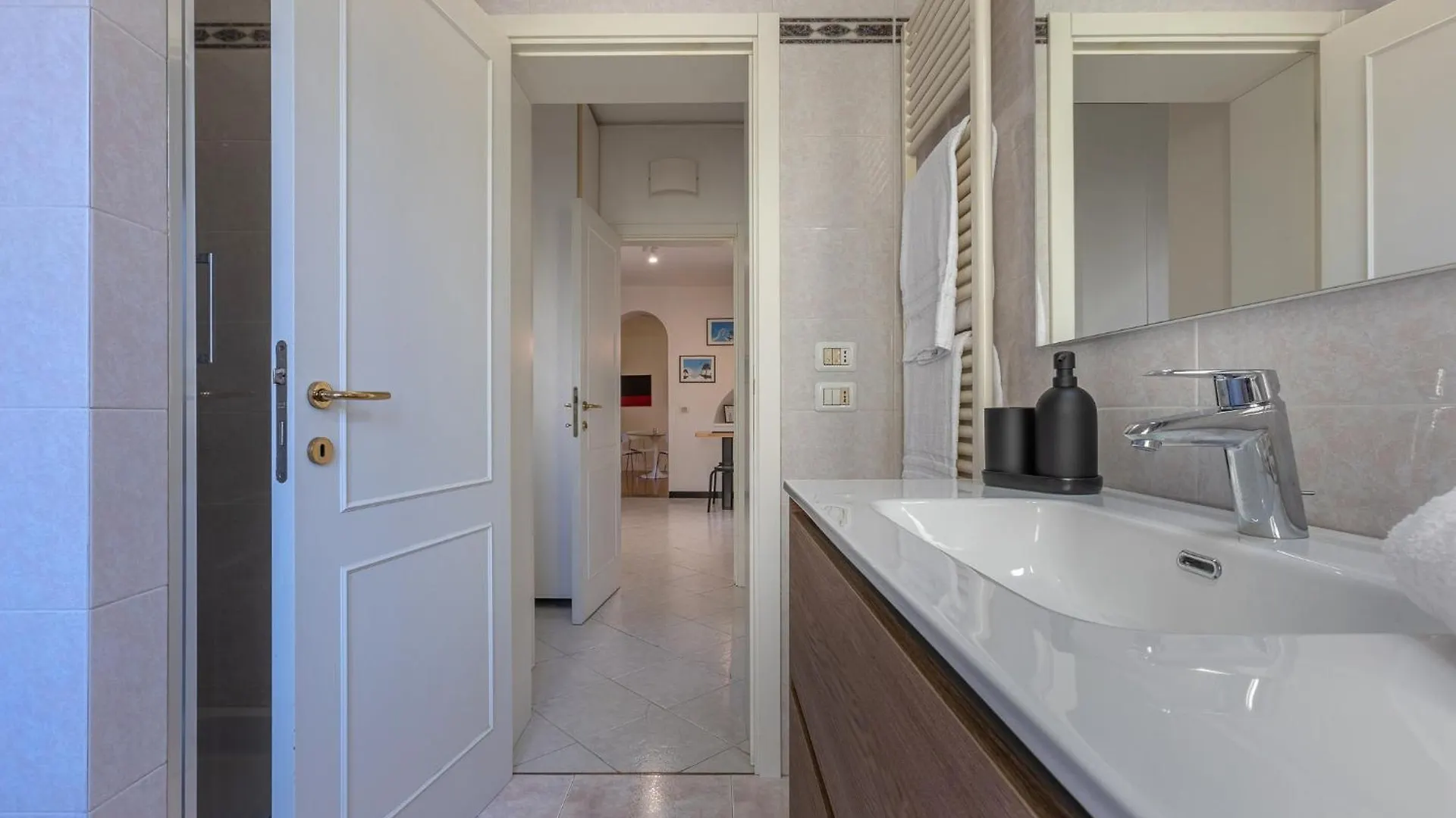 Saragozza Modern Apartment Bologna Italien